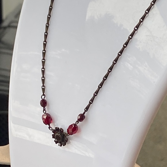 Vintage bronze gold Red Beaded Necklace with Floral crystal red Accent - Picture 3 of 6